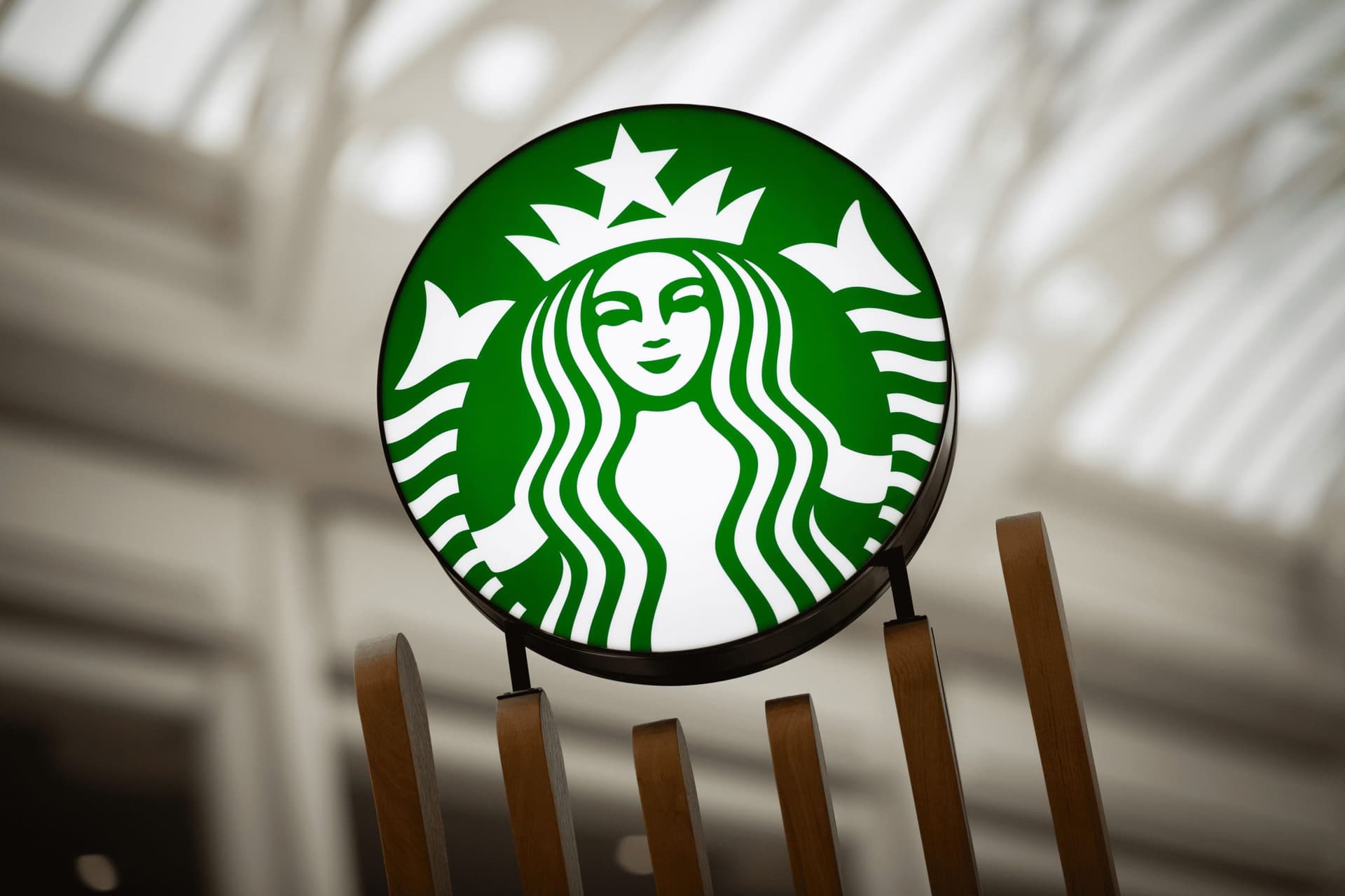 Starbucks demite 2 mil trabalhadores no Oriente Médio em resposta aos boicotes sobre guerra
