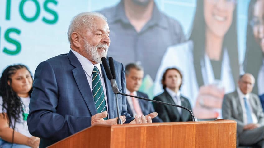 Lula diz que com salário mulher pode comprar batom e calcinha