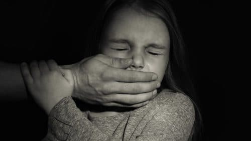 Menina relata que era abusada há 2 anos pelo companheiro do pai diagnosticado com HIV