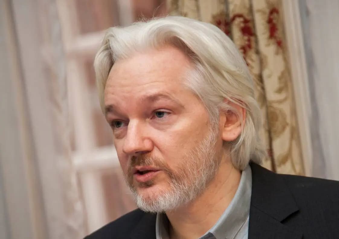 Justiça aceita recurso do fundador do Wikileaks e extradição é adiada no Reino Unido