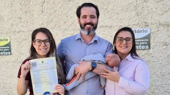 Trisal consegue na Justiça direito de registrar filho com nome das duas mães e do pai