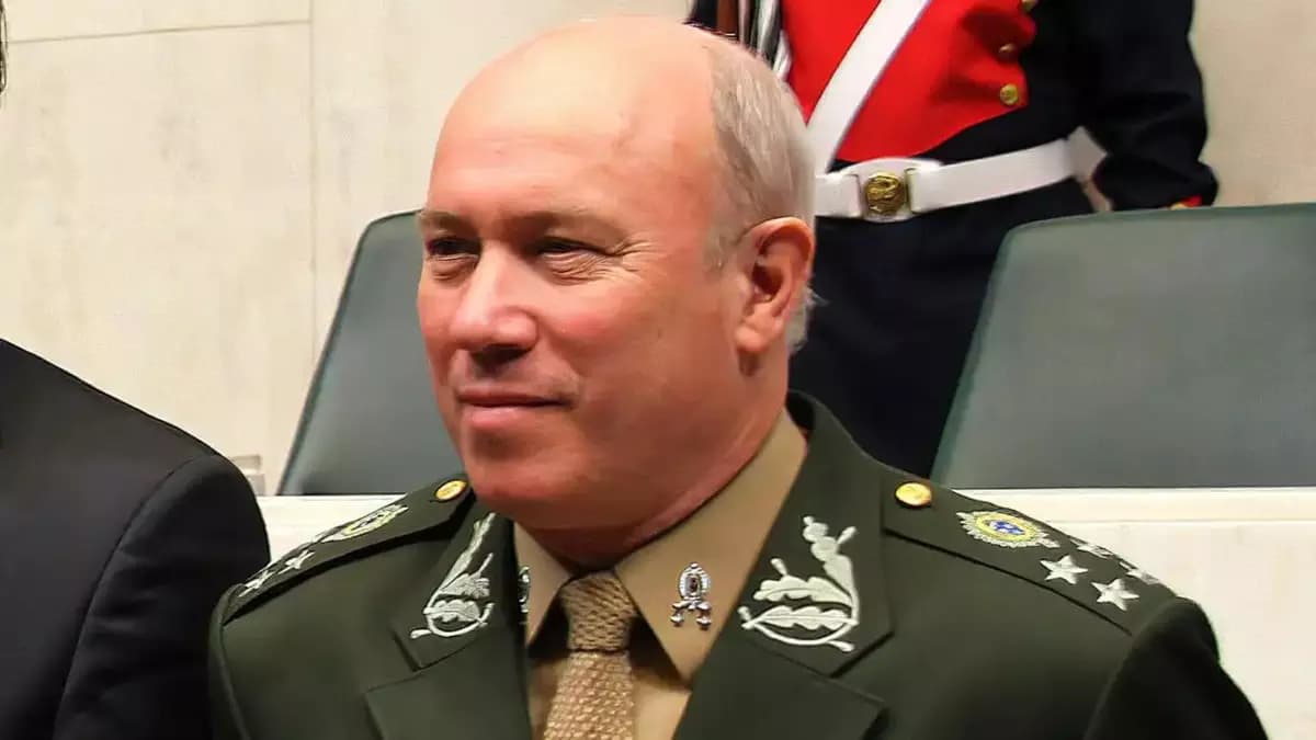 Apex convoca funcionários para apurar plano golpista de pai de Mauro Cid