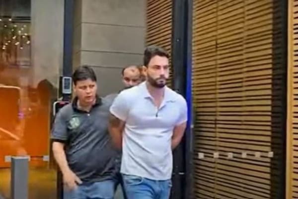 Homem é preso no RJ por estuprar e manter turista de SP em cárcere privado; Veja momento da prisão