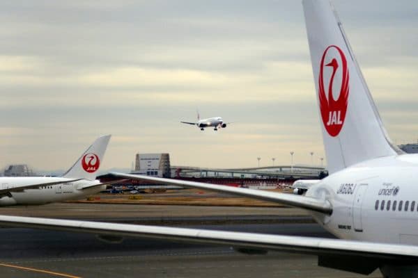 Avião com 122 pessoas a bordo é atingido duas vezes por raio, no Japão