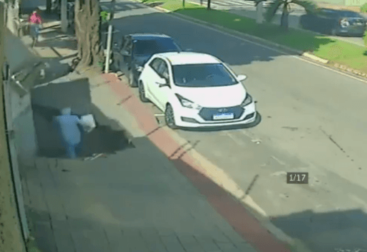 VÍDEO: Idoso é engolido por cratera após calçada ceder no Espírito Santo