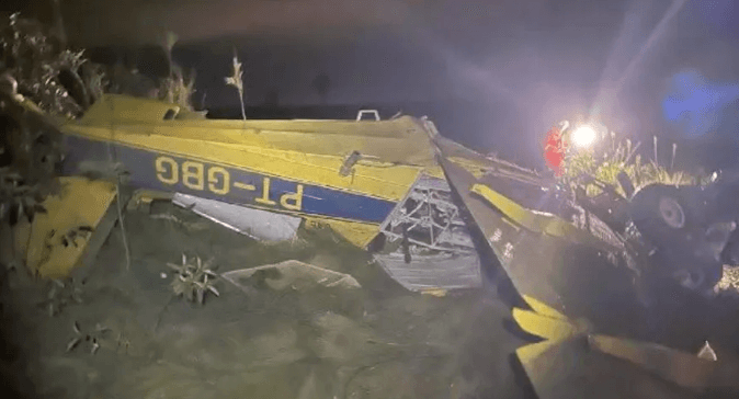 Avião cai e fica de cabeça para baixo em MG