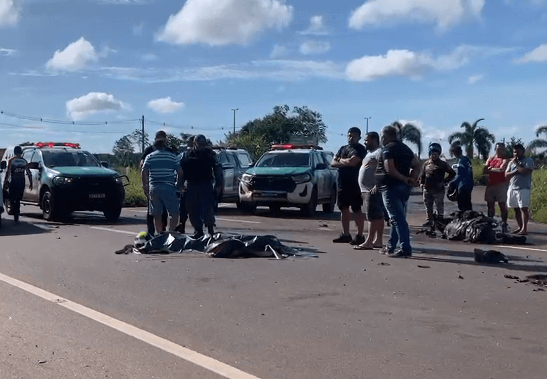 VÍDEOS: Acidente entre carro e duas motos deixa uma pessoa morta em Manaus