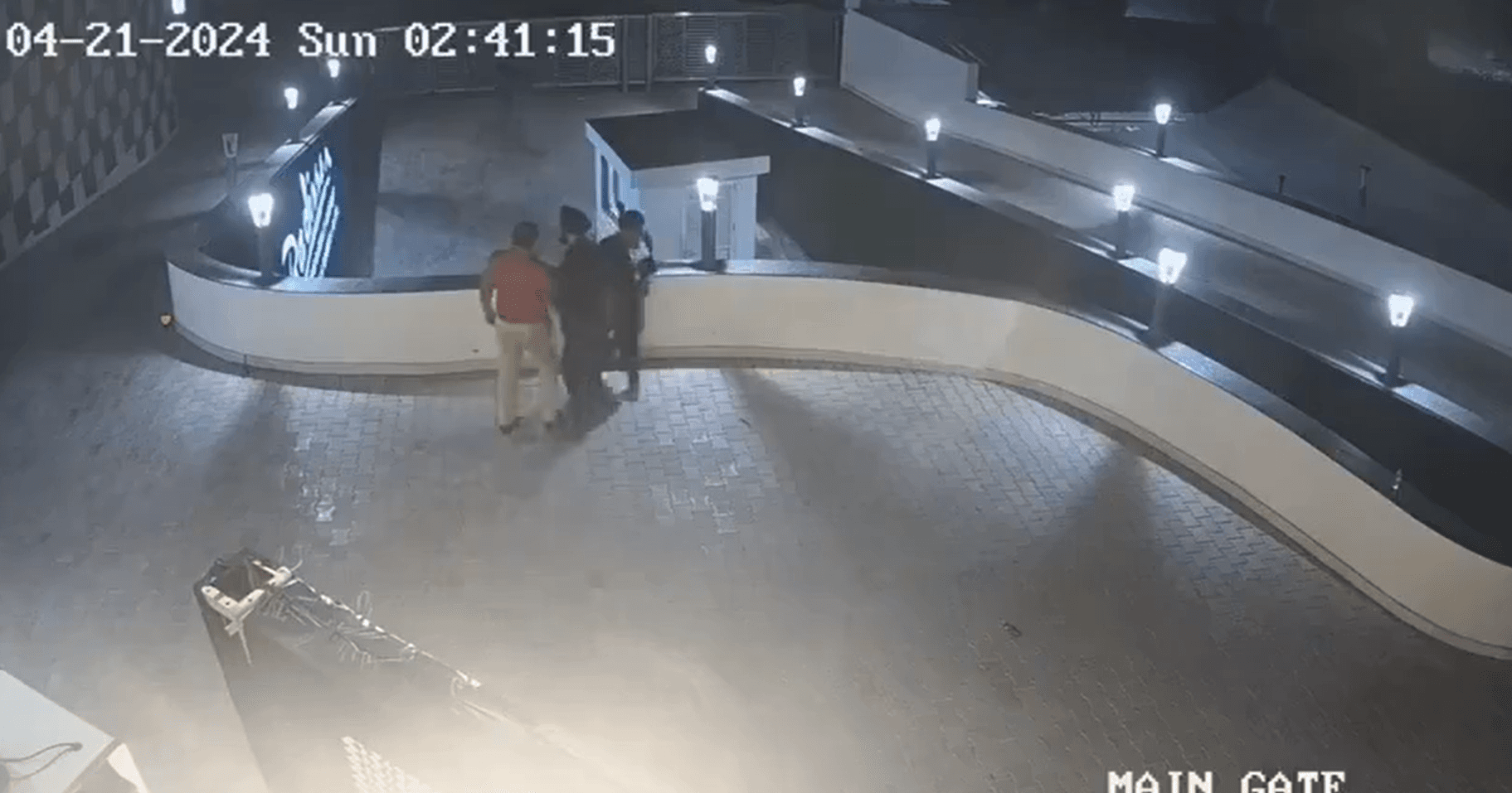 VÍDEO: Na Índia, homem é jogado de terraço em casamento