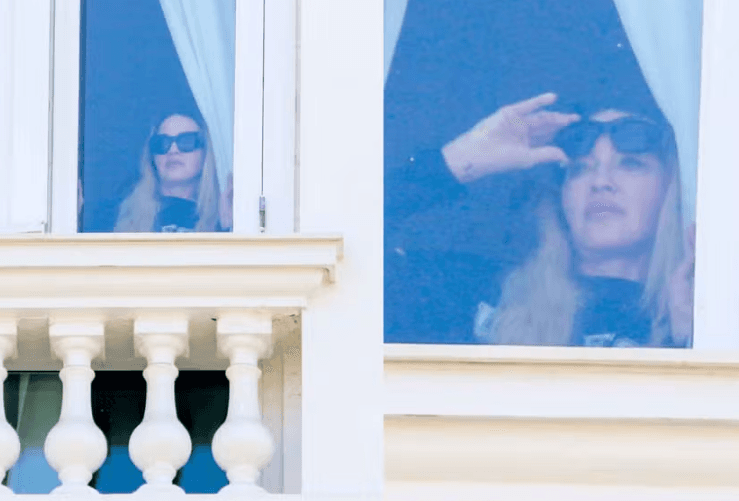 Madonna é flagrada apreciando a praia de Copacabana em janela de hotel