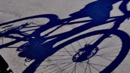 Mulher em bicicleta morre após ser atropelada em avenida de Manaus