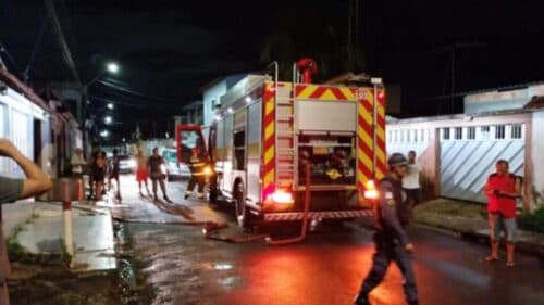 Casa pega fogo e deixa moradores assustados na zona Norte de Manaus