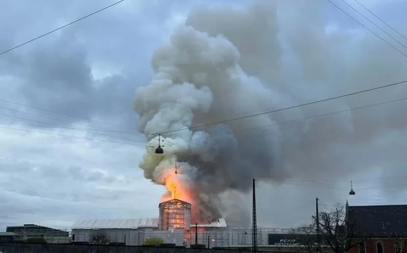 VÍDEOS: Incêndio de grandes proporções atinge Bolsa de Valores de Copenhague, na Dinamarca