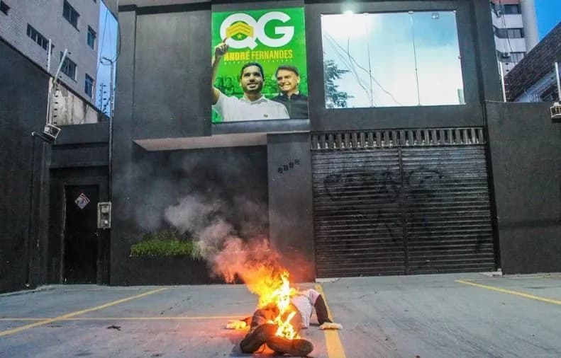 Deputado André Fernandes aciona PF e MP após ter gabinete vandalizado