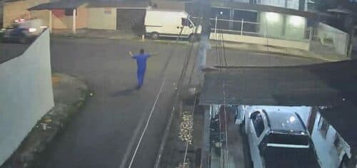 VÍDEO: Trabalhador é assaltado quando esperava rota, em Manaus; Polícia flagra e persegue bandidos