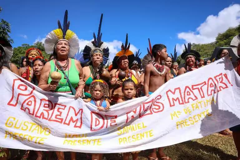 VÍDEOS: Milhares de indígenas marcham em Brasília por demarcação de terras