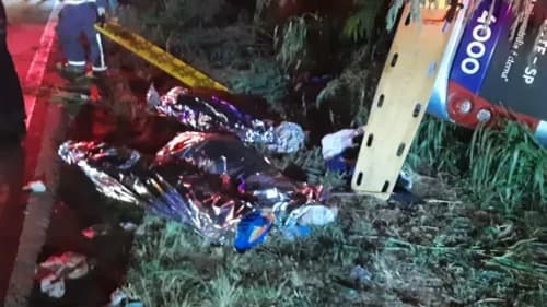 Três morrem e 16 ficam feridos em acidente com micro-ônibus no Paraná