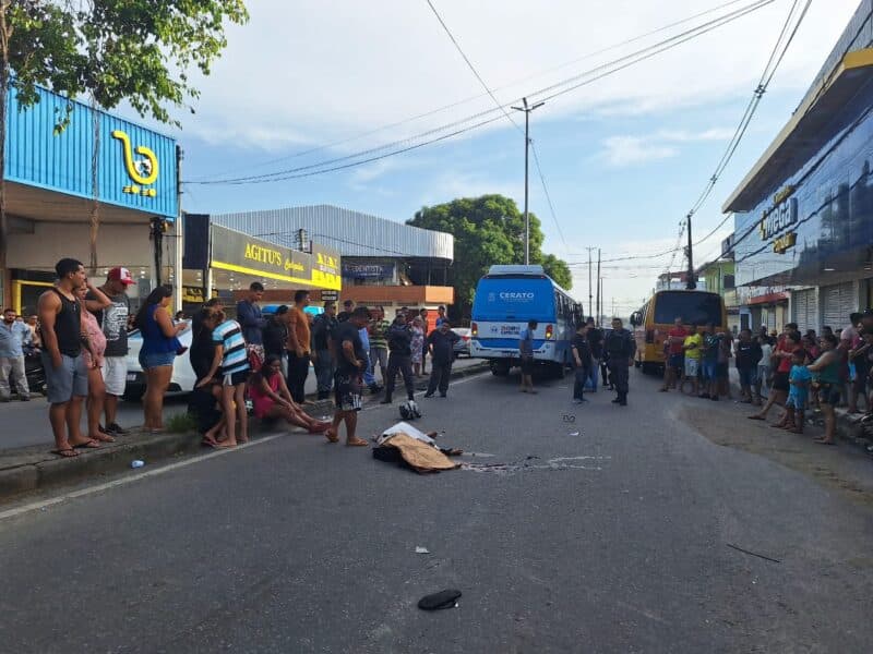 Motociclista perde o controle e passageira morre em acidente com dois micro-ônibus na zona leste de Manaus