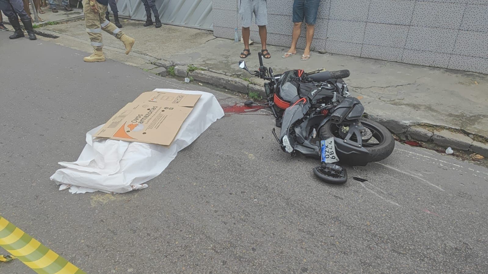 VÍDEO: Motociclista se desequilibra, garupa cai e é esmagada por caminhão baú, em Manaus