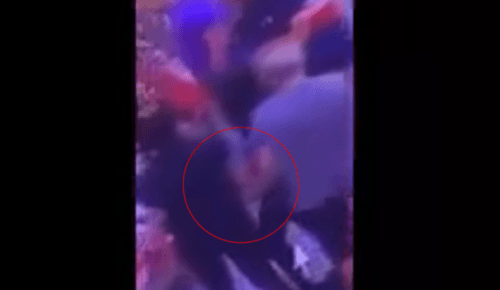 VÍDEO: Em fila de supermercado, homem passa a mão na bunda de mulheres, em Manaus