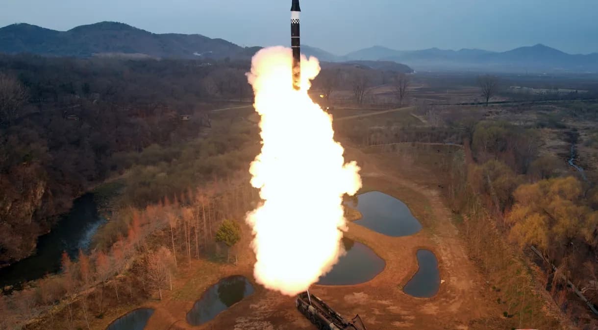 VÍDEO: Coreia do Norte testa novo míssil hipersônico de médio a longo alcance