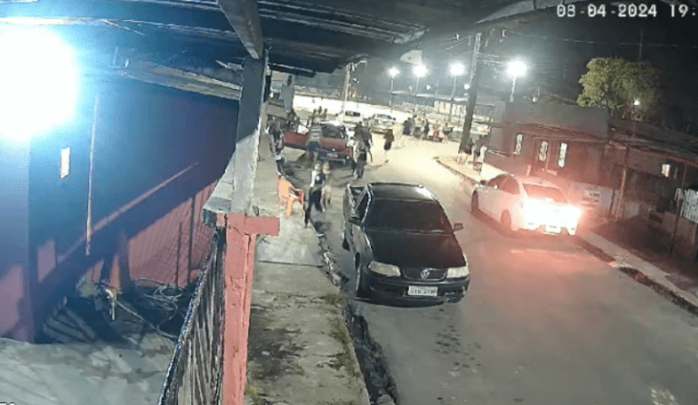 VÍDEO: Criminosos invadem campo de futebol e atiram contra homem, em Manaus