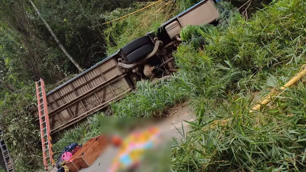 VÍDEOS: Acidente com ônibus deixa 7 mortos e 13 feridos, em Minas Gerais