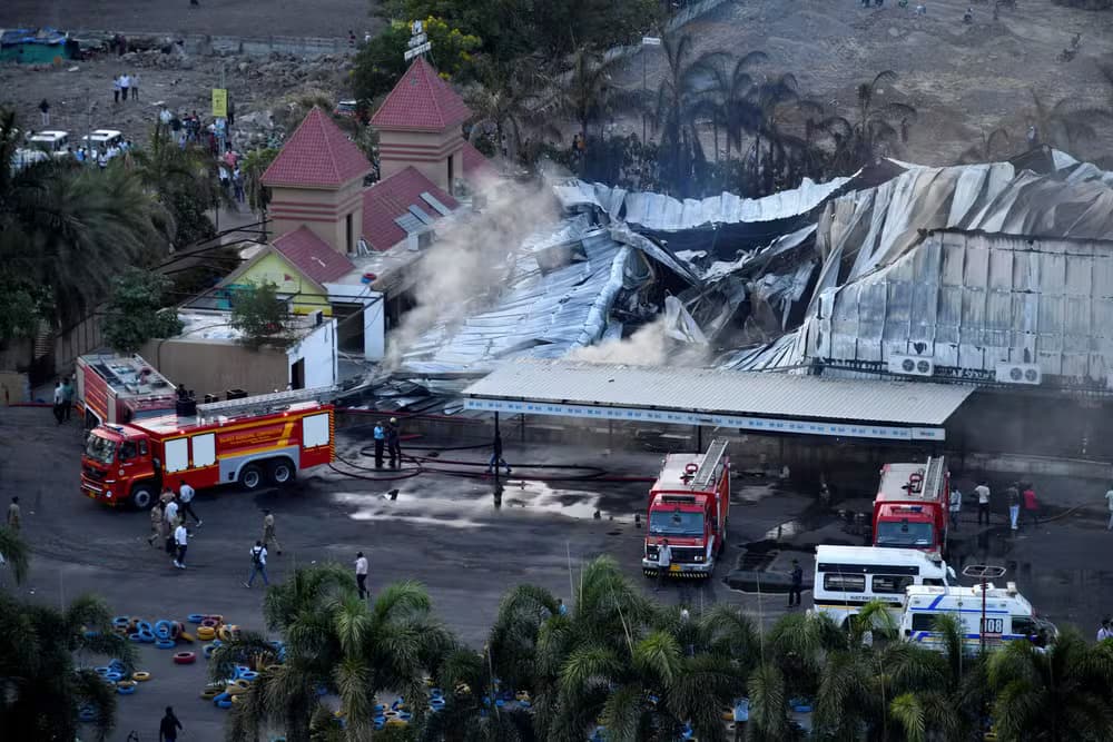 VÍDEO: Incêndio em casa de jogos mata 27 pessoas na Índia