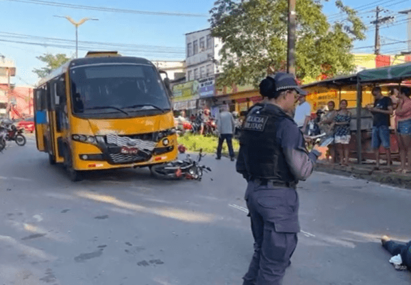 VÍDEO: Motociclista morre após ser atropelado por micro-ônibus ‘Amarelinho’, em Manaus