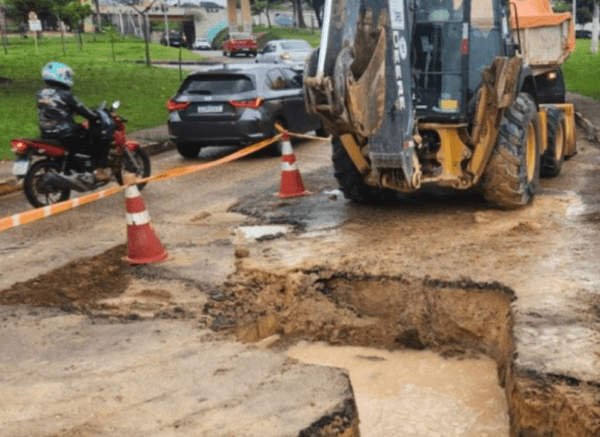 Trecho da Av. Djalma Batista passa por obra e causa lentidão no trânsito, em Manaus
