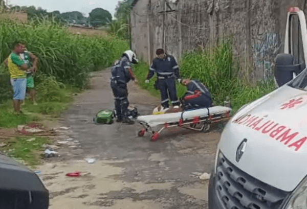 Marido esfaqueia a esposa durante discussão e acaba sendo espancado por populares, em Manaus