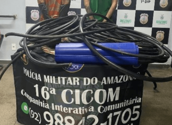 Uniformizada, dupla de venezuelanos é presa furtando fiação de internet em Manaus
