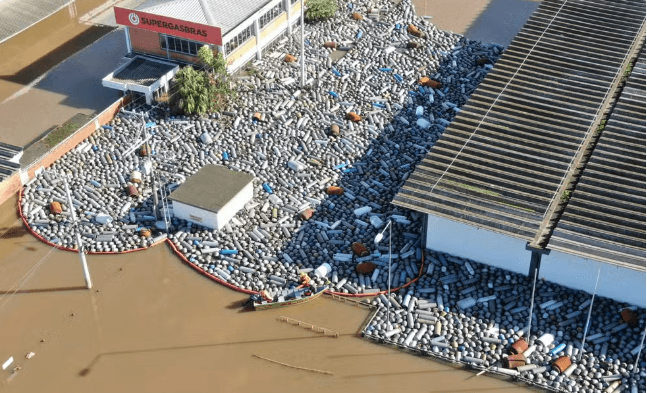 Centenas de botijões de gás ficam à deriva durante enchente em Canoas