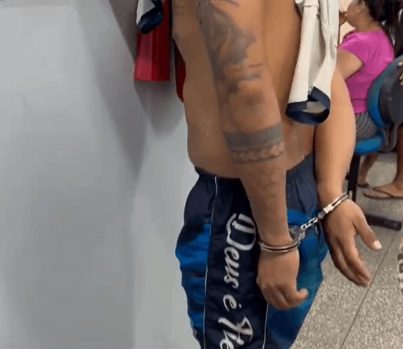 Polícia prende homem flagrado com arma na cintura próximo a campo de futebol, em Manaus