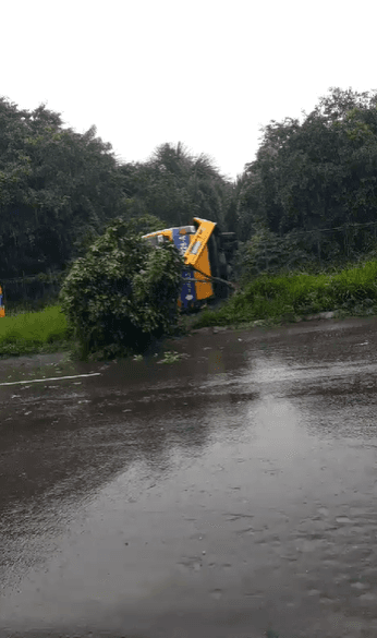 VÍDEOS: Micro-ônibus ‘Amarelinho’ colide com meio-fio e invade pista, em Manaus
