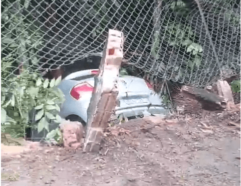 Motorista invade matagal após perder controle de carro em Manaus