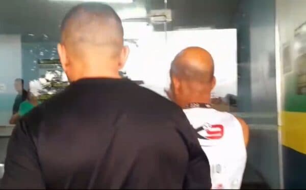 Preso por espancar esposa, idoso ainda ameaça vítima na delegacia, em Manacapuru, no AM