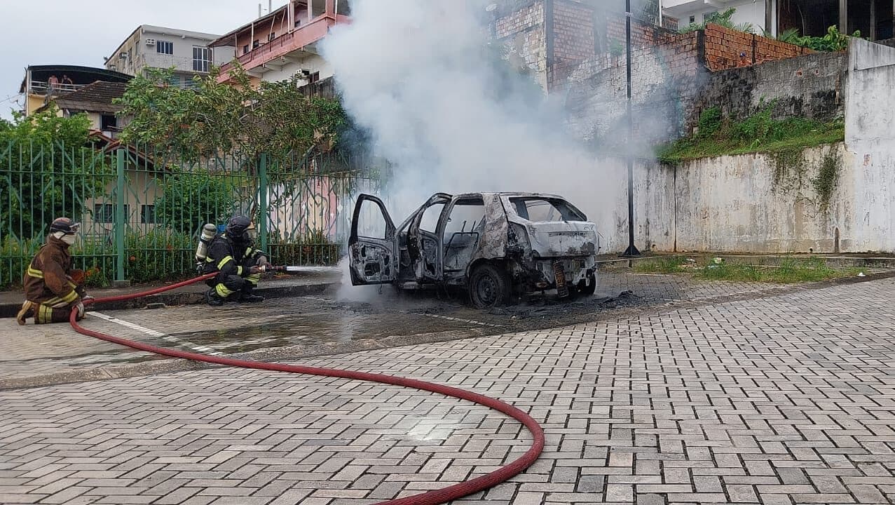 VÍDEO: Carro pega fogo em estacionamento de Manaus