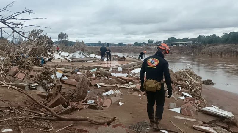 Bombeiros do Amazonas atuam em ações de resgate em cinco municípios do RS