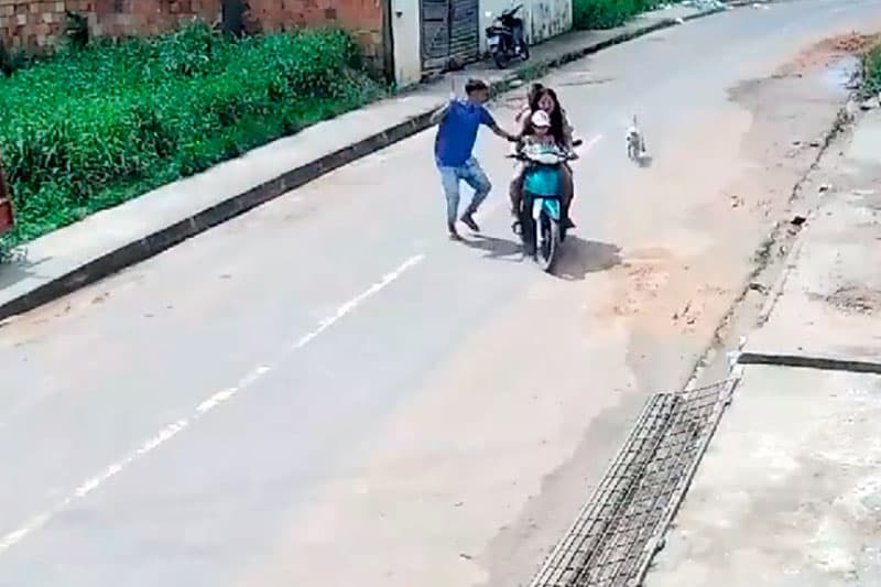 VÍDEO: Criminoso com terçado derruba mulher de moto para roubar bolsa, em Tefé-AM