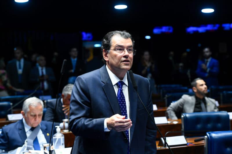 Senado aprova projeto de Eduardo Braga (MDB-AM) que cria tarifa social de água e esgoto