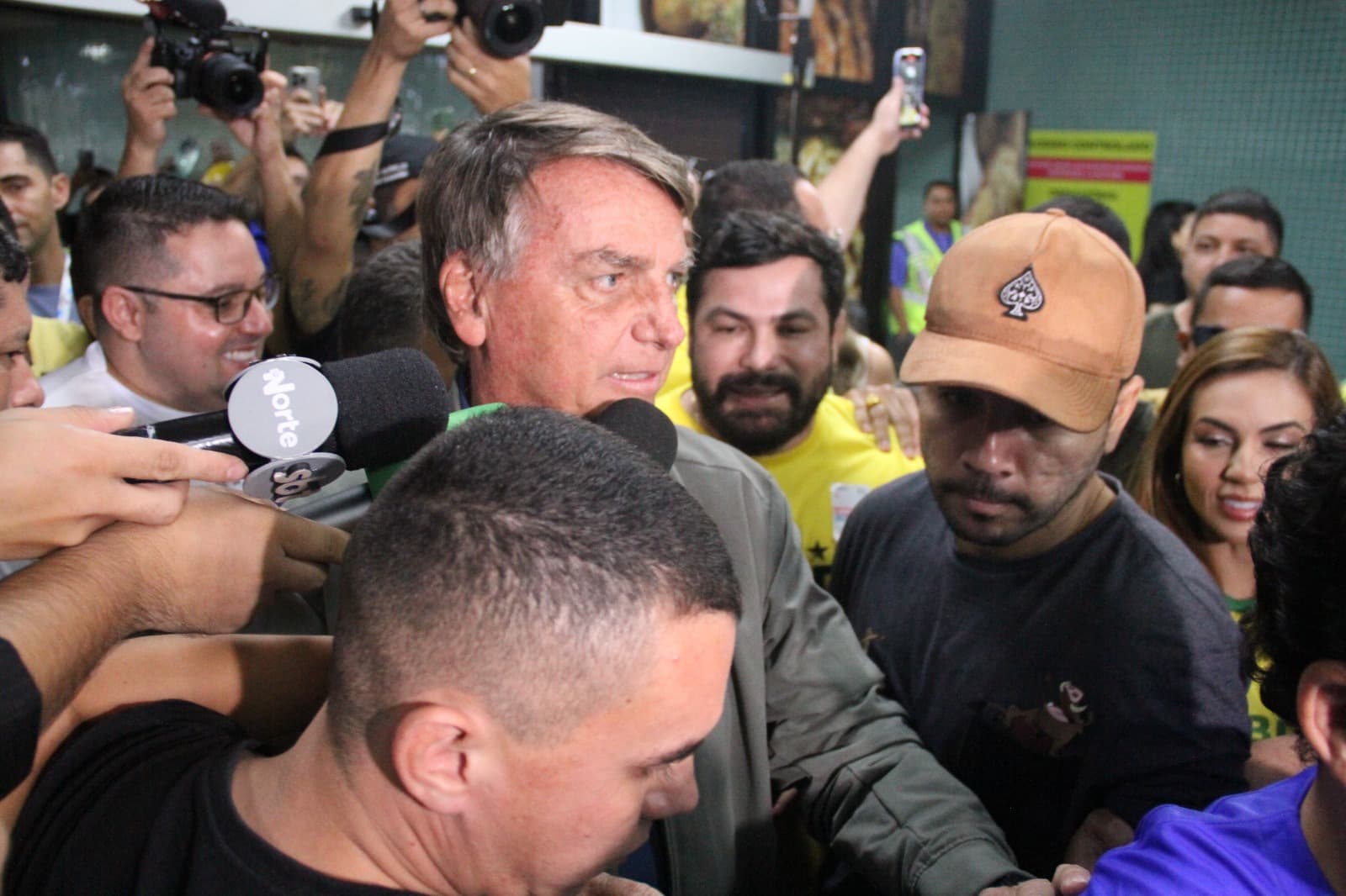 VÍDEOS: Bolsonaro chega em Manaus e segue de carreata pela cidade