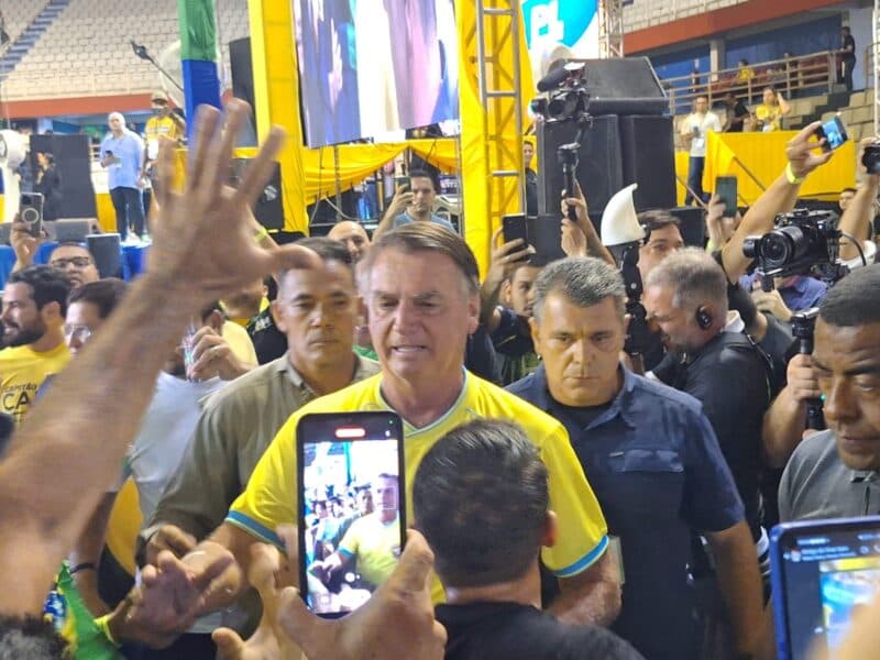 Bolsonaro chega a hospital em São Paulo após ser transferido de Manaus com erisipela