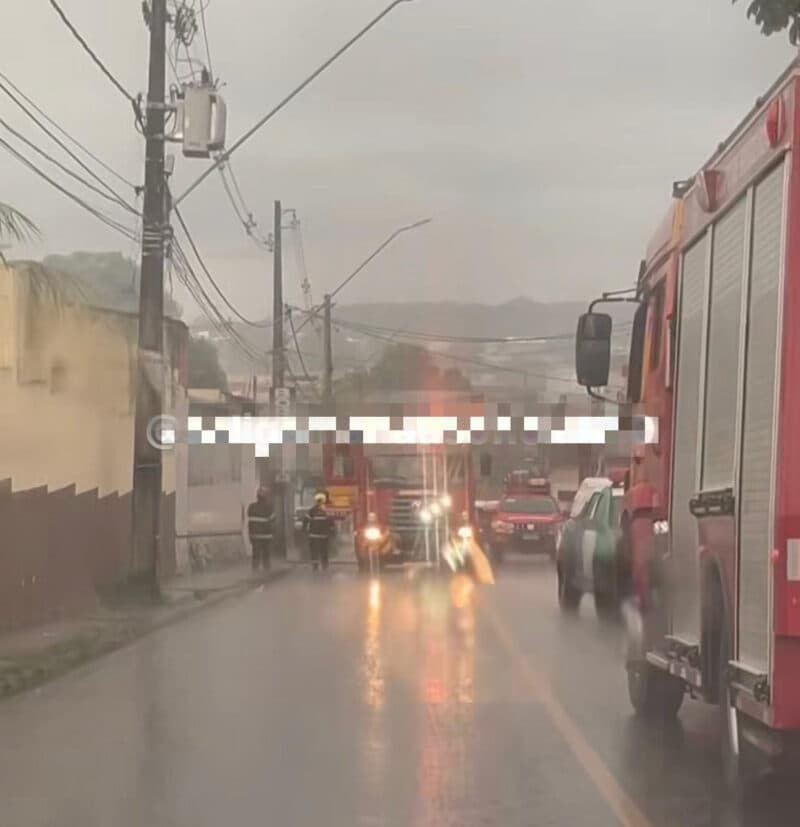 Chuva ajuda a conter chamas após casa pegar fogo em Manaus