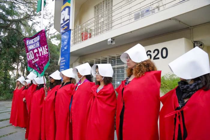 VÍDEO: Parlamentares do PSol protestam em SP contra PL do aborto caracterizadas como na série “O Conto da Aia”