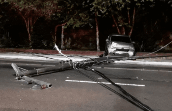Motorista perde o controle do carro e arranca poste em avenida de Manaus