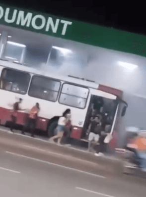 VÍDEO: Ônibus da linha 640 pega fogo e passageiros saem correndo, em Manaus
