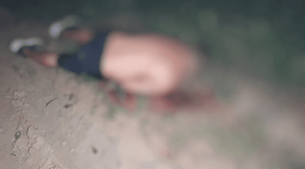 VÍDEO: Homem é arrastado para terreno baldio e morto com mais de 10 tiros, em Manaus