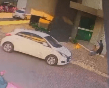 VÍDEO: Mulher atea fogo em homem no meio da rua em TO