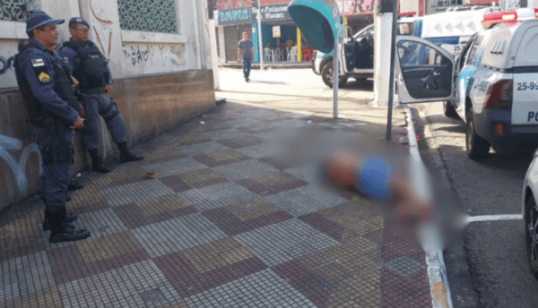 Ao ser preso, assaltante tenta se enforcar dentro de viatura, em Manaus