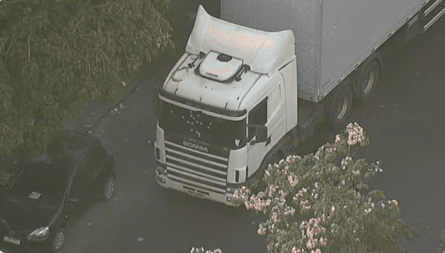 Carreta é ‘crivada’ de balas durante tentativa de assalto no Rio de Janeiro